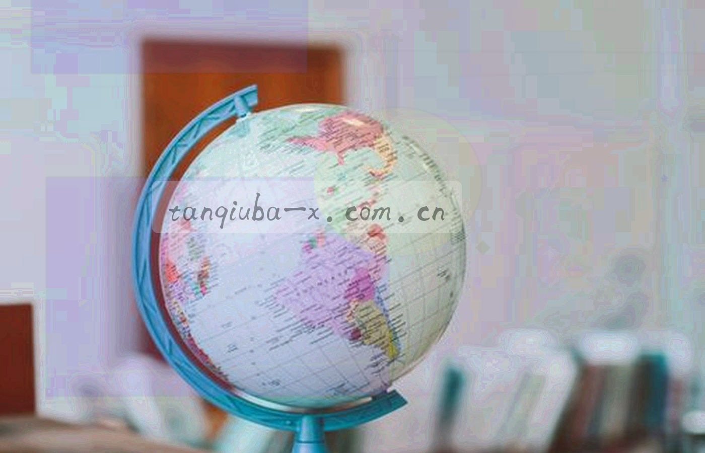 成排等宽数字与表格式纹理的抽象数据底图，靛蓝底色上以青色高亮